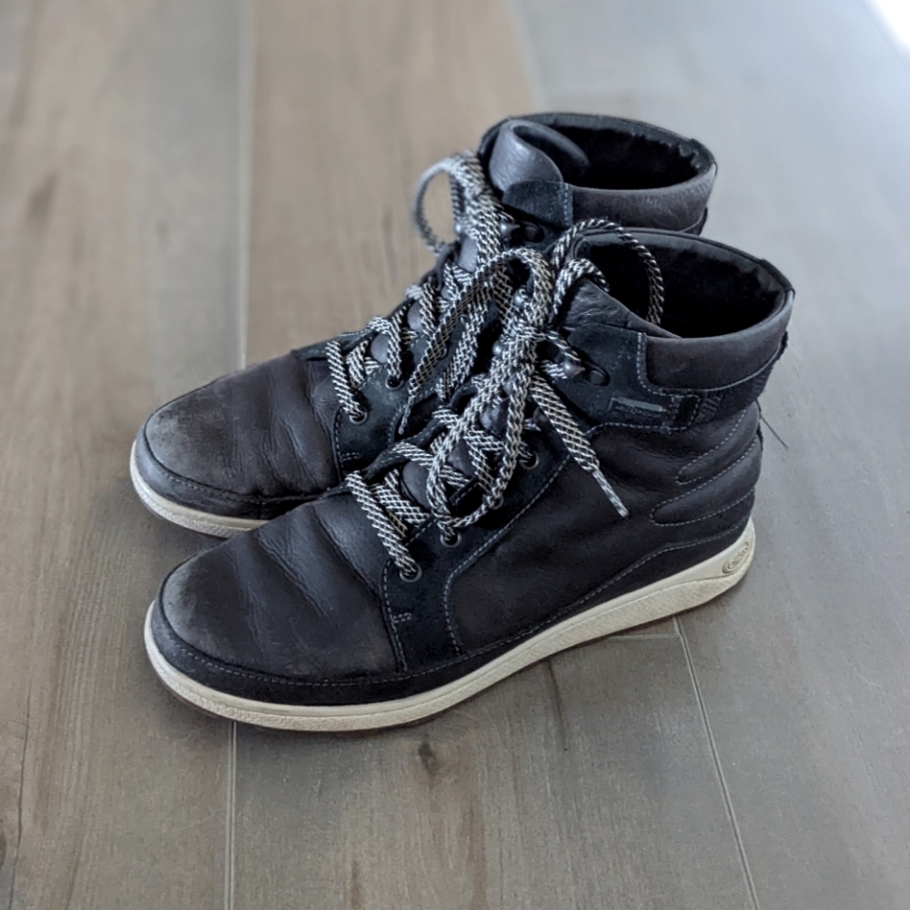Women's Chaco Sierra Waterproof Boot, size 9